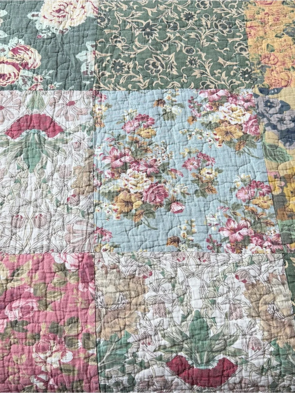 Floral Patchwork Quilt 70x90 Cotton Cotton Batting Cottage Queen Bedspread